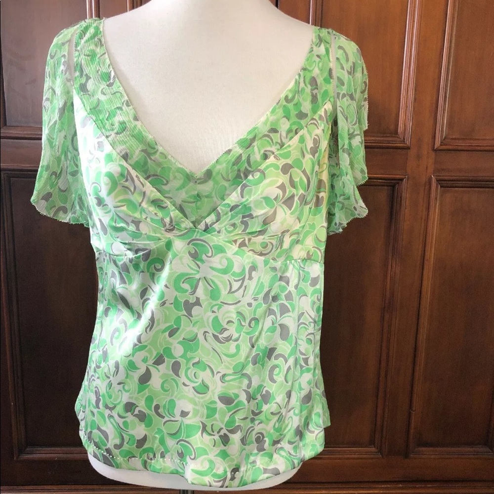 Gorgeous shell with ruffle type sleeve. Sz M green